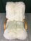 Vintage Sessel mit weißem Schafsfellbezug 5