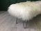 Banco de piel de oveja peludo en blanco con patas de horquilla de Zone Design Ltd, Imagen 5