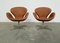 Cognacfarbene Anilinleder Swan Chairs von Arne Jacobsen für Fritz Hansen, 1966, 2er Set 1