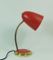 Lámpara de escritorio Mid-Century de metal y latón en rojo, años 50, Imagen 1