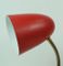 Lámpara de escritorio Mid-Century de metal y latón en rojo, años 50, Imagen 2