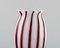 Murano Vase auf Fuß mit kirschroten Mundgeblasenen Streifen Kunstglas, 1960er 2