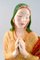 Figura de mujer rogando austriaca de porcelana de Keramos, años 40, Imagen 3