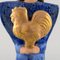 Figura de mujer sentada en azul con gallo dorado de Lisa Larson, Imagen 3