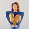 Figura de mujer sentada en azul con gallo dorado de Lisa Larson, Imagen 2