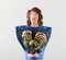 Femme Assise en Bleu avec Figurine Coq Doré par Lisa Larson 5