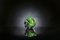 Skulpturale Kugel mit grünem Frosch von VGnewtrend 2