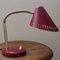 Lámpara de mesa Gooseneck francesa Mid-Century de latón en rojo, años 50, Imagen 5