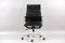 Sedia girevole modello EA 119 Mid-Century in metallo cromato e pelle di Charles & Ray Eames per Vitra, Immagine 10