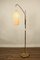 Lámpara de pie de arco Mid-Century de latón, años 50, Imagen 2