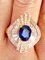 Gelbgoldener Ring mit oval geschliffenem blauem Saphirglas in 2.5 Karat und Diamanten 5