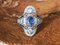 Goldener Ring aus 18 Karat im Art Deco Stil mit Saphiren und Diamanten verziert 1