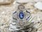 Goldener Ring aus 18 Karat im Art Deco Stil mit Saphiren und Diamanten verziert 3