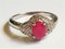Ring mit ovalem Rubin in einem Kreis aus Diamanten 5
