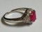 Ring mit ovalem Rubin in einem Kreis aus Diamanten 4