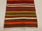 Tappeto stretto Kilim vintage rosso e dorato, Turchia, anni '60, Immagine 4