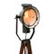 Lámpara de pie trípode industrial vintage de madera esmaltada, Imagen 2