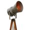 Industrielle Vintage Vintage Dreibein Scheinwerfer Stehlampe aus grauem Holz 8