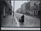 Mujer mayor caminando por la calle con su carretilla de mano de Rolf Gillhausen, años 40, Imagen 1