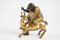 Personaggio antico a cavallo con zampa su libri in bronzo dorato e patina, Immagine 3