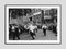 Impresión de gelatina Soho Waiters Race en plateado negra de Slim Aarons, Imagen 1