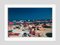 Estampado Beach on St. Tropez Oversize C enmarcado en blanco de Slim Aarons, Imagen 1