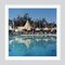 Impresión Oversize C Hotel Beverly Hills con marco blanco de Slim Aarons, Imagen 1