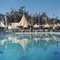 Impresión Oversize C Hotel Beverly Hills con marco blanco de Slim Aarons, Imagen 2