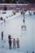 Stampa Curling di St Moritz Oversize C con cornice nera di Slim Aarons, Immagine 2