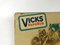 Insegna pubblicitaria Vicks vintage in metallo stampato, Italia, anni '50, Immagine 3