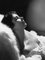 Affiche Elizabeth Taylor Inclinable au Lit en Argent Imprimé en Gélatine Encadrée en Blanc par Baron 1