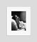 Affiche Elizabeth Taylor Inclinable au Lit en Argent Imprimé en Gélatine Encadrée en Blanc par Baron 2