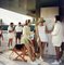 Stampa Oversize C da tennis delle Bahamas bianca di Slim Aarons, Immagine 1