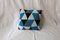 Coussin Triangles Noir & Bleu par Com Raiz 1