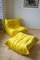 Sillón Togo de microfibra en amarillo y puf de Michel Ducaroy para Ligne Roset. Juego de 2, Imagen 1