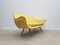 Geschwungenes Drei-Sitzer Sofa aus goldenem Samt, 1960er 11