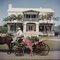 Impresión Bermudan Hostess C extragrande enmarcada en negro de Slim Aarons, Imagen 1