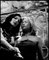 Laura and Naomi enmarcadas en blanco de Kevin Westenberg, Imagen 1