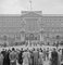 Imprimé Buckingham Palace en Fibres d'Argent Encadré en Blanc par Slim Aarons 2