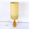 Skandinavische Mid-Century Tischlampe mit stilisiertem gelb-goldenem Schirm 2