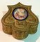 Boîte en Bronze Doré avec Femme Miniature avec Chapeau & Bordure en Email Bleu 3