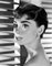 Impresión Archival de Audrey Hepburn Portrait enmarcada en blanco de Alamy Archives, Imagen 1
