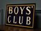Cartel 'Boys Club' dorado de hojas pintadas a mano, Imagen 3