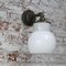 Lámpara de pared industrial vintage de latón de vidrio opalino de porcelana blanca, Imagen 3