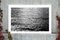 Ondas abstractas en blanco y negro bajo la luz de la luna, náutica nocturna Giclée 2020, Imagen 2