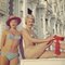 Impresión Slim Aarons, Cannes Girls, gran tamaño enmarcada en blanco, 1958, Imagen 1