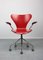 Sedia girevole modello 3217 rossa di Arne Jacobsen per Fritz Hansen, Immagine 15