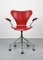 Sedia girevole modello 3217 rossa di Arne Jacobsen per Fritz Hansen, Immagine 1