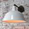 Weiß emaillierte industrielle Vintage Fabrik Wandlampe aus Gusseisen 9