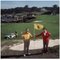 Golfing Pals enmarcado en blanco de Slim Aarons, Imagen 1